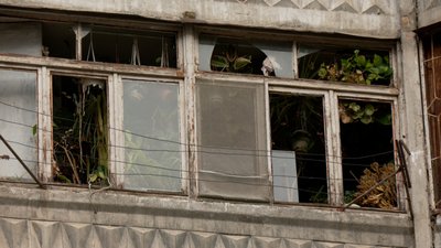 "Наскрізь вікна повилітали": жителі пошкоджених будинків в Одесі прибирають наслідки атаки РФ