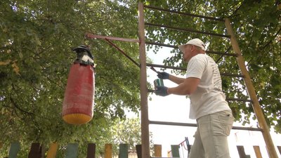 Черкащани самотужки відновлюють дитячий майданчик