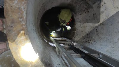 На Львівщині надзвичайники врятували собаку, який впав в колодязь