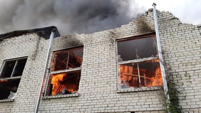 Після російського обстрілу на півночі Харкова 30 травня спалахнули пожежі Після російського обстрілу на півночі Харкова 30 травня спалахнули пожежі