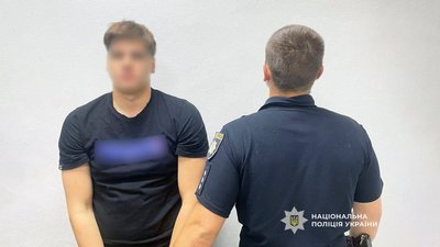 Вбивство у Чернігові: затримали 19-річного чоловіка, який порізав свою сусідку