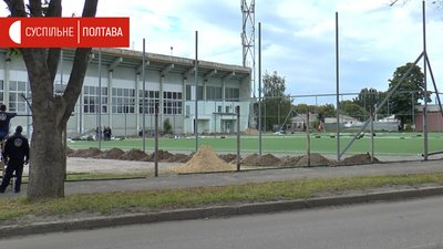 Територія, де облаштовують новий футбольний майданчик Територія, де облаштовують новий футбольний майданчик