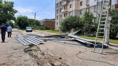 Негода в Миколаєві. Зірваний дах, повалені дерева, удар блискавкою