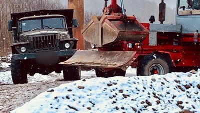 На Прикарпатті поліцейські затримали п'ять вантажівок, на яких крали корисні копалини