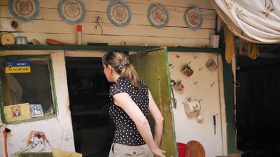 На кухні сім'я зберігає посуд та інші побутові речі