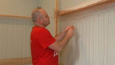 Матеріали є, бракує рук. В Івано-Франківську волонтери плетуть основи для маскувальних сіток Матеріали є, бракує рук. В Івано-Франківську волонтери плетуть основи для маскувальних сіток