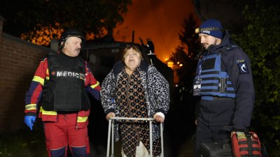 Евакуація маломобільної жительки з місця пожежі в Основ'янському районі Харкова