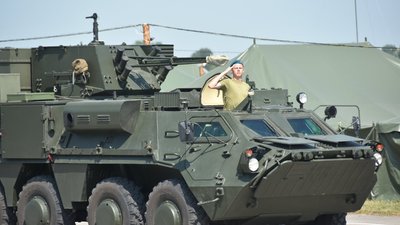 1000 військових та 300 одиниць техніки: біля Чернігова готуються до параду на День незалежності 1000 військових та 300 одиниць техніки: біля Чернігова готуються до параду на День незалежності