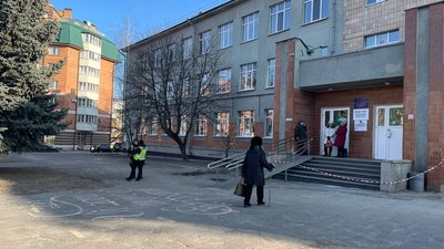 У Полтаві перевіряють на замінування школи У Полтаві перевіряють на замінування школи