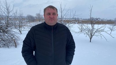 "Хто бігає в погріб, а в погребі ж не сховаєшся": як живуть жителі селища Велика Писарівка під обстрілами