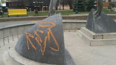 У Харкові розмалювали пам’ятник: поліція шукає причетних У Харкові розмалювали пам’ятник: поліція шукає причетних