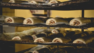 До Великодня на одеському хлібзаводі планують виготовити близько 400 тисяч пасок. ВІДЕО