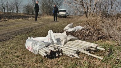 Небезпечні відходи: на Хмельниччині у лісі знайшли сотню люмінесцентних ламп