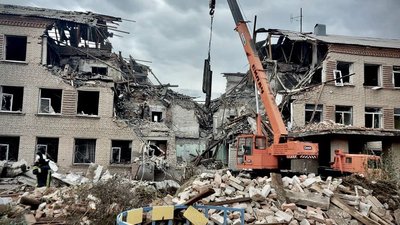 На Донеччині з-під завалів школи-інтернату дістали тіло чоловіка