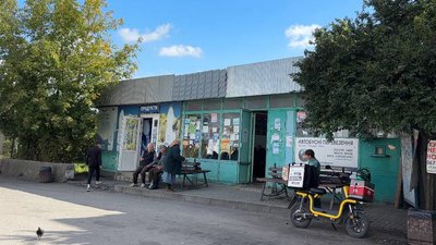 Павільйон, який виконує роль автостанції у Золочеві