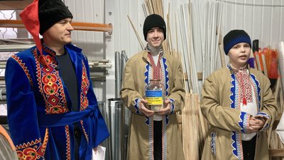 Геннадій Король посіває у Близнюках. 14 січня 2023 року. Фото: Юлія Токар/Суспільне Харків