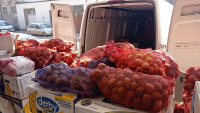 Волонтери Тернопільщини передадуть три тонни продуктів українським бійцям Волонтери Тернопільщини передадуть три тонни продуктів українським бійцям