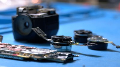 Черкаські волонтери відновлюють "поранені" на фронті дрони Черкаські волонтери відновлюють "поранені" на фронті дрони