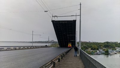 У Миколаєві розвели мости: з акваторії заводу вийшов рейдовий тральщик "Генічеськ"