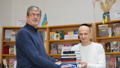 Директор Тернопільського обласного товариства "Єврейська община" Олексій Кайзер передає книжки бібліотеці Директор Тернопільського обласного товариства "Єврейська община" Олексій Кайзер передає книжки бібліотеці