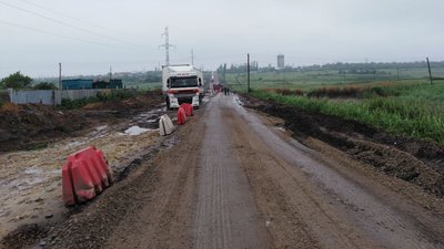 На Миколаївщині кілька сотень вантажівок опинилися в заторі через погану дорогу На Миколаївщині кілька сотень вантажівок опинилися в заторі через погану дорогу