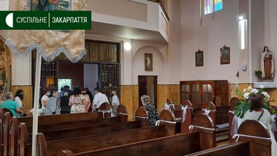 У Солотвині на Закарпатті шукають вибухівку в церкві (ФОТО) У Солотвині на Закарпатті шукають вибухівку в церкві (ФОТО)