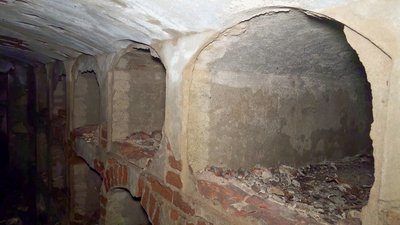 Склеп зсередини має 54 ніші для труни