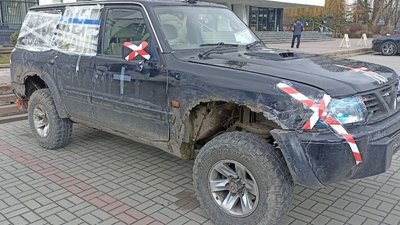 Позашляховик, на якому Тарас Михальчук вивозив поранених з бою Позашляховик, на якому Тарас Михальчук вивозив поранених з бою