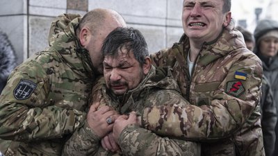 Українські військові плачуть біля труни побратима Андрія Трачука, Київ, 15 грудня 2023