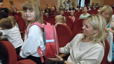 У Луцьку 150 майбутнім першокласникам подарували шкільне приладдя