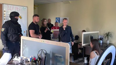 Пропонували влаштувати на роботу за кордоном: у Житомирі затримали групу осіб Пропонували влаштувати на роботу за кордоном: у Житомирі затримали групу осіб
