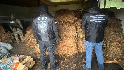На Закарпатті правоохоронці викрили цех, на якому виготовляли та переробляли сигарети На Закарпатті правоохоронці викрили цех, на якому виготовляли та переробляли сигарети