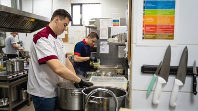 "Робимо те, у чому ми професіонали". Одна з мереж ресторанів Дніпра готує тушонку бійцям на фронт "Робимо те, у чому ми професіонали". Одна з мереж ресторанів Дніпра готує тушонку бійцям на фронт