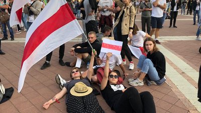 У Білорусі під час мітингу охорона будівлі уряду опустила щити У Білорусі під час мітингу охорона будівлі уряду опустила щити