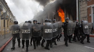 У Гватемалі протестувальники підпалили парламент через скорочення бюджету на освіту У Гватемалі протестувальники підпалили парламент через скорочення бюджету на освіту