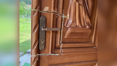 Пошкоджені двері місцевого храму