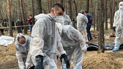 "Мій чоловік лежить під №222": як в Ізюмі шукають могили рідних "Мій чоловік лежить під №222": як в Ізюмі шукають могили рідних