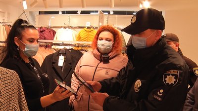 У Сєвєродонецьку мобільні бригади перевіряють дотримання обмежень "червоної" зони У Сєвєродонецьку мобільні бригади перевіряють дотримання обмежень "червоної" зони