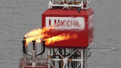 Логотип компанії "Лукойл" на нафтовій платформі