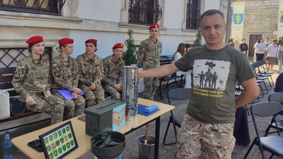 На столі - лоти аукціону На столі - лоти аукціону