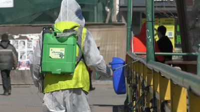 Понад сорок людей у спецкостюмах дезінфікують центральну частину Ужгорода