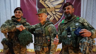 Командувач Сухопутних військ ЗСУ нагородив воїнів житомирської 95 бригади Командувач Сухопутних військ ЗСУ нагородив воїнів житомирської 95 бригади