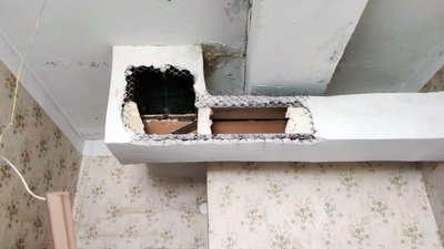 У Кам'янському надзвичайники врятували кота, який провалився у вентиляцію У Кам'янському надзвичайники врятували кота, який провалився у вентиляцію