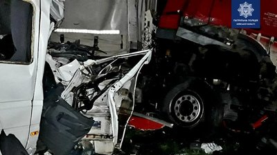 Поблизу Києва сталася смертельна ДТП. 20 людей травмовано, 5 загиблих Поблизу Києва сталася смертельна ДТП. 20 людей травмовано, 5 загиблих