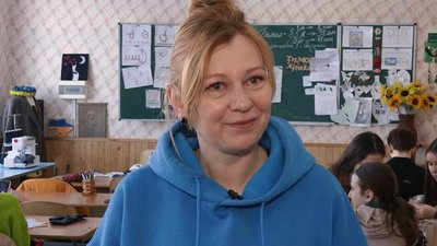 "Навколо йшли танки, а ми плели сітки": як на Чернігівщині бахмацькі волонтери допомагають військовим "Навколо йшли танки, а ми плели сітки": як на Чернігівщині бахмацькі волонтери допомагають військовим