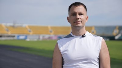 Піротехнік, який втратив зір, готується до напівмарафону