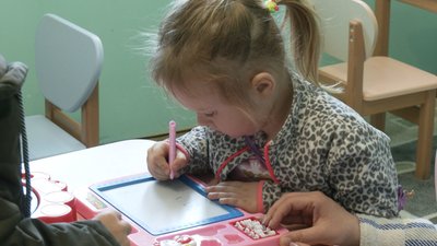 У центрі розвитку "Янголи поруч" волонтери безкоштовно навчають дітей-переселенців із Франківська У центрі розвитку "Янголи поруч" волонтери безкоштовно навчають дітей-переселенців із Франківська