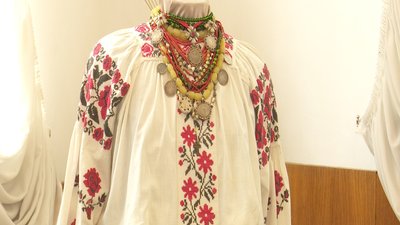 У Дніпрі відкрили виставку традиційного жіночого одягу та прикрас з колекції Майї Ернст