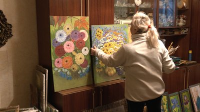 Прибирає вулиці і пише картини. Іванофранківка Анна Прядка