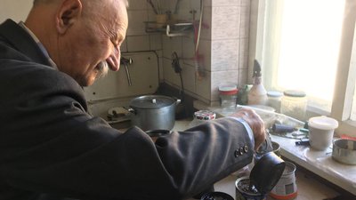 "Почув по телевізору, що вони мерзнуть". 84-річний Григорій Гречаний із Глухова виготовляє окопні свічки "Почув по телевізору, що вони мерзнуть". 84-річний Григорій Гречаний із Глухова виготовляє окопні свічки